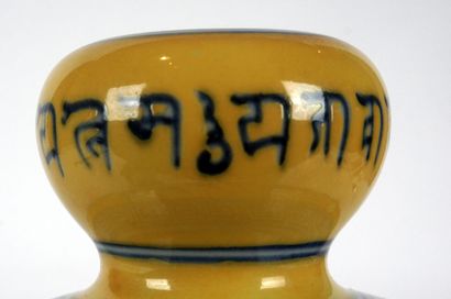 null PORCELAINE / PORCELAIN

Vase balustre à ouverture en forme de bouton en porcelaine,...