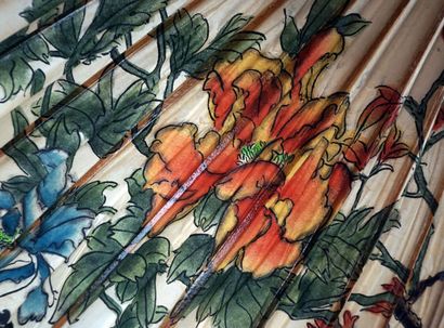 null OMBRELLE / UMBRELLA

Ombrelle à décor peint de papillons volant parmi des fleurs....