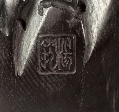 null BOIS LAQUÉ / LACQUERED WOOD

Statuette en bois laqué noir, représentant Guanyin...