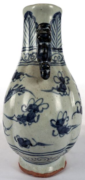 null PORCELAIN / PORCELAIN

Vase balustre en porcelaine et émail bleu, à décor de...