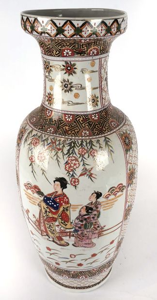 null PORCELAINE / PORCELAIN

Vase balustre en porcelaine, à décor dans le style des...
