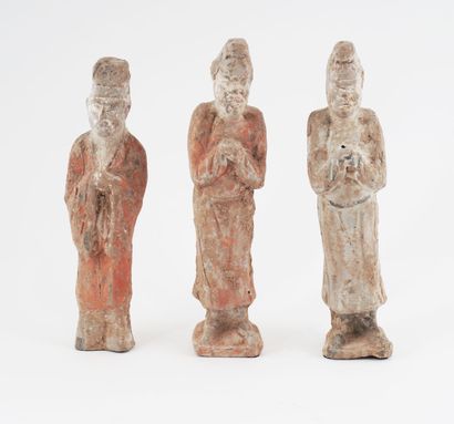 null PÉRIODE TANG / TANG PERIOD

Trois statuettes mingqi en terre cuite, représentant...