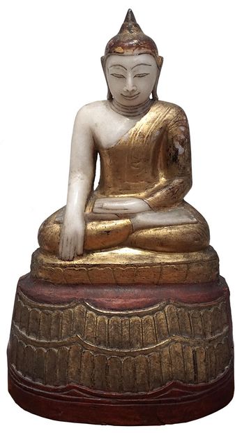 null BOUDDHA / BUDDHA

Statue en pierre rehaussée d’or, représentant le Bouddha assis...