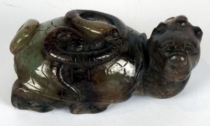 null JADE

Sujet en jade gris veiné de brun, représentant la tortue du Nord. 

Chine,...