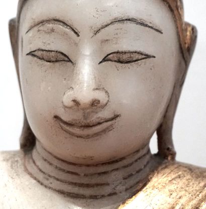 null BOUDDHA / BUDDHA

Statue en pierre rehaussée d’or, représentant le Bouddha assis...
