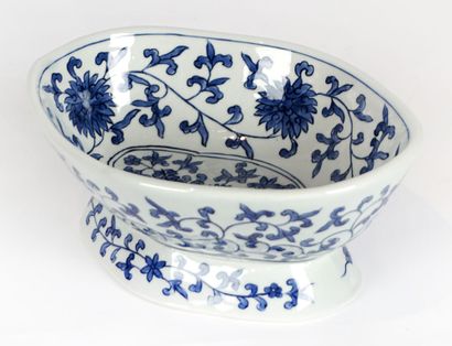 null PORCELAINE / PORCELAIN

Ravier floriforme sur pied en porcelaine bleu blanc,...