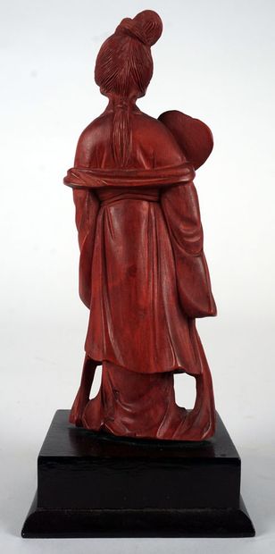 null STATUETTE

Statuette en résine, représentant une jeune femme à l’éventail. 

Chine,...