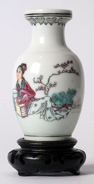 null PORCELAINE / PORCELAIN

Petit vase balustre en porcelaine, à décor d’une jeune...