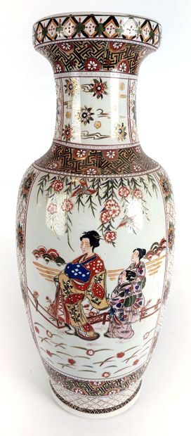 null PORCELAINE / PORCELAIN

Vase balustre en porcelaine, à décor dans le style des...
