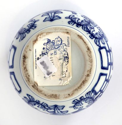 null PORCELAINE / PORCELAIN

Potiche couverte en porcelaine bleu blanc, à décor de...