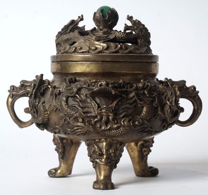null BRÛLE-ENCENS / INCENSE BURNER

Brûle-parfum tripode en bronze, à décor en relief...