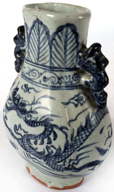 null PORCELAIN / PORCELAIN

Vase balustre en porcelaine et émail bleu, à décor de...