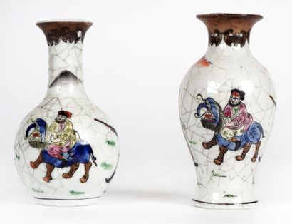 null PORCELAINE / PORCELAIN

Deux vases en céramique craquelé, à décor de personnages...