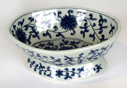 null PORCELAINE / PORCELAIN

Ravier floriforme sur pied en porcelaine bleu blanc,...
