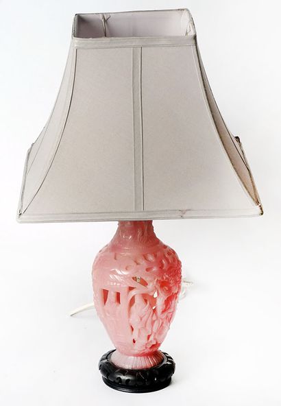 null LAMPE / LAMP

Vase sculpté et ajouré en verre rose, à décor de personnages dans...