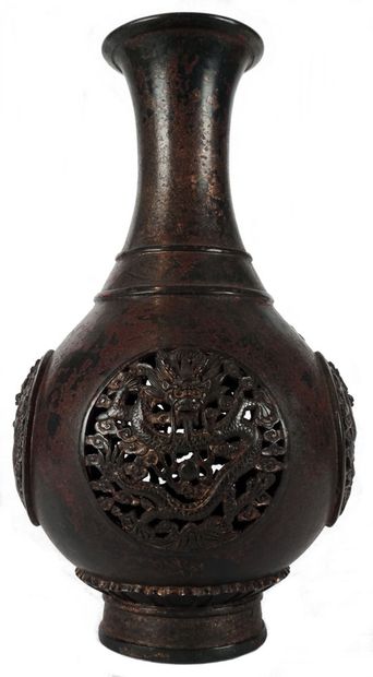 null PÉRIODE QING / QING PERIOD

Vase bouteille en bronze laqué, à décor de médaillons...