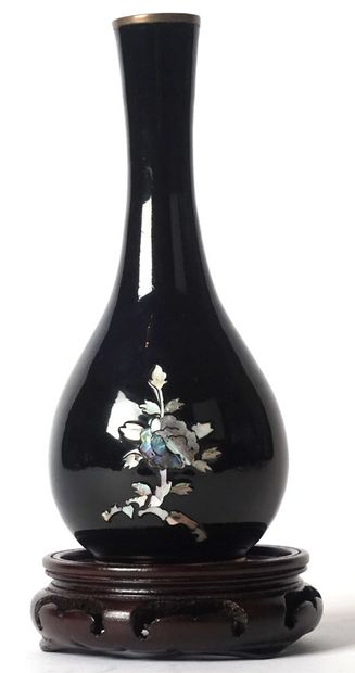 null JAPON / JAPAN

Petit vase, à décor incrusté de fleurs en nacre sur fond noir....
