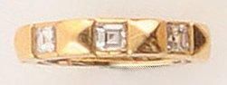 BULGARI Bague pour dame en or jaune 18K sertie de 5 diamants de taille princesse....