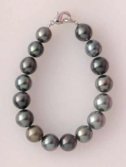 null Bracelet de 16 perles grises de Tahiti, diamètre 10-12mm. 16 grey Tahiti pearl...