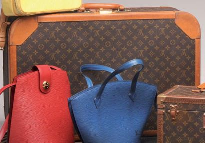 LOUIS VUITTON Valise en toile monogram, coins renforcés et poignée en cuir naturel,...