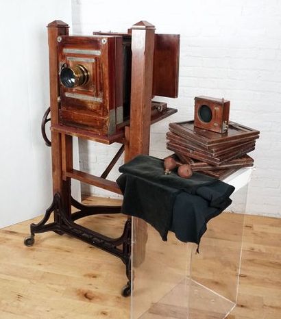 null Rare photographic camera from the end of the 19th century, with glass plates...