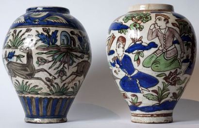 null Deux vases perses en céramique, à décor de fauve et d'artisants, datant de la...