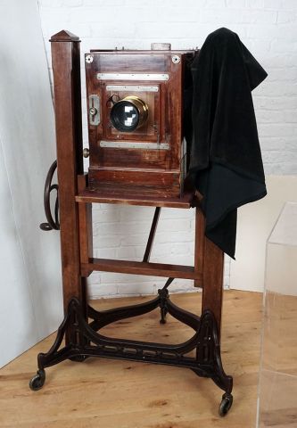 null Rare photographic camera from the end of the 19th century, with glass plates...