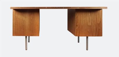 null GEORGES NELSON (1908 - 1986) Desk, in varnished oak, three rows of drawers on...