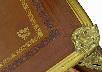 EXCEPTIONNEL BUREAU PLAT d'époque Louis XV en marqueterie de satiné et bois de rose,...