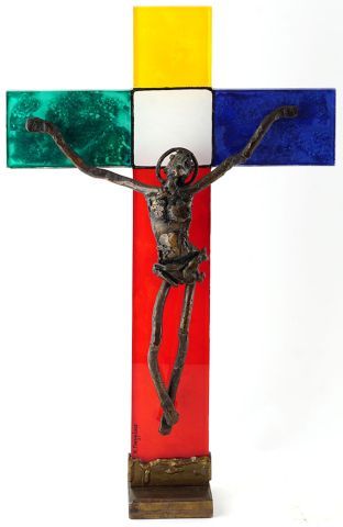  ÉCOLE EUROPÉENNE XXe 
Christ en croix 
Bronze, acrylique et plexiglas 
Signature...