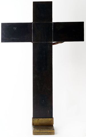  ÉCOLE EUROPÉENNE XXe 
Christ en croix 
Bronze, acrylique et plexiglas 
Signature...
