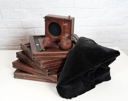 null Rare photographic camera from the end of the 19th century, with glass plates...