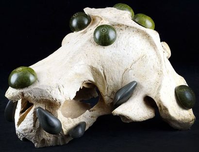null MINA (Mina MANNUK) (1934-)

Fantaisie

Crâne d'ours incrusté de pierres ciselées...