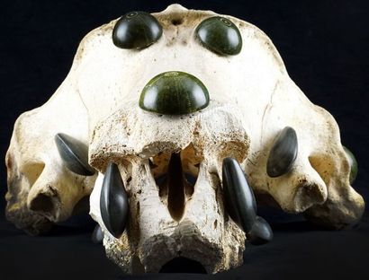  MINA (Mina MANNUK) (1934-) 
Fantaisie 
Crâne d'ours incrusté de pierres ciselées...