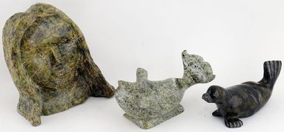  ÉCOLE INUIT Xxe 
Visage, phoque et baleine 
Lot de 3 pierres à savon sculptées 
H:...