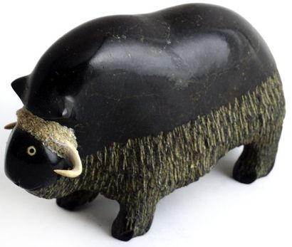 null INUIT SCHOOL 20TH C.

Musk ox

Sculpted soapstone

Signature on the bottom

H:...
