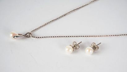 null SILVER PEARLS SET

Silver set consisting of a necklace, pendant and pair of...