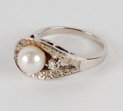 null 14K GOLD

14K white gold buckle ring set with a white pearl and brilliant cut...