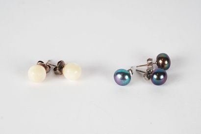 null EAR CHIPS

Lot composed of two pairs of ear studs, one adorned with mother-of-pearl...