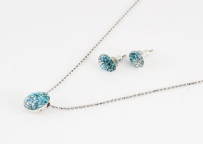 null SWAROVSKI SET 

Swarovski set composed of a necklace, pendant and pair of earrings...