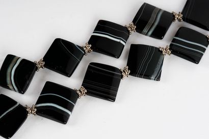 null AGATE

Necklace composed of 16 squares of black and white agate measuring 2.00...
