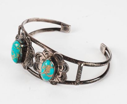 null BRACELET TURQUOISES

Navajo silver bracelet adorned with two oval turquoises...