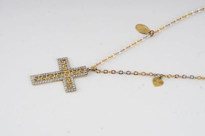 null 10K three-coloured gold chain with a 10K gold pendant in the shape of a cross,...