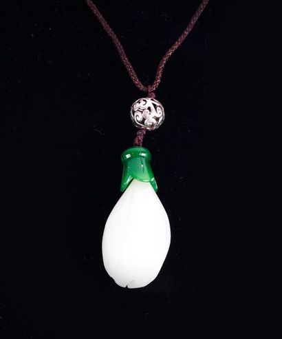 null NEPHRITE

Nephrite pendant in the shape of a flower bud approx. 4.00 x 2.30...