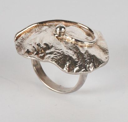 null SILVER

Silver ring.

Gross weight: 11.0 g

Size: 6.5 US

Dimensions: 3.00 x...