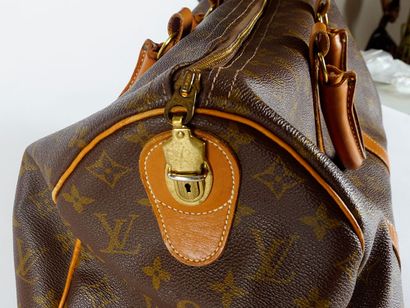 null LOUIS VUITTON

Louis Vuitton "Keepall" bag in Monogram canvas and natural leather,...