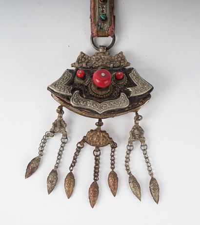 null Tibetan purse in leather and metal decorated with colored stones.

Dimensions:...
