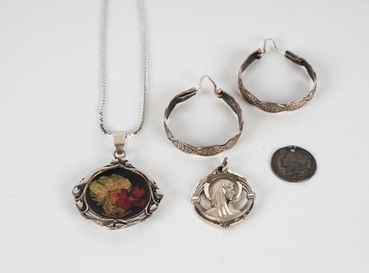 null SILVER

Silver lot composed of 2 pendants, pair of creole earrings and a medallion.

Gross...