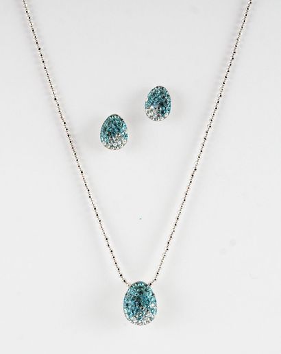 null SWAROVSKI SET 

Swarovski set composed of a necklace, pendant and pair of earrings...