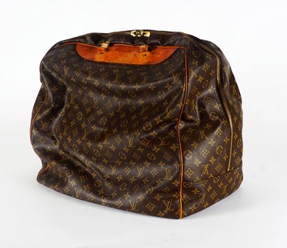 LOUIS VUITTON

Louis Vuitton travel bag.

Dimension:...